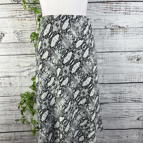 Socialite Skirt size Medium Black White Faux Snake Bias Sheer Knee A Line Modest - Picture 2 of 10